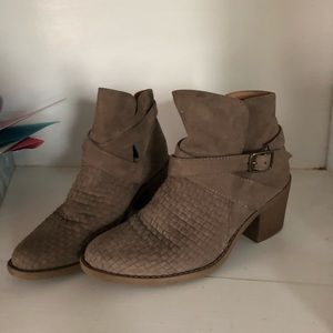 Buckle taupe ankle boots